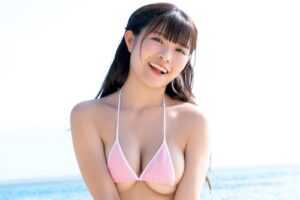 【湊川みる】ピンクの三角ビキニやベージュのレース水着