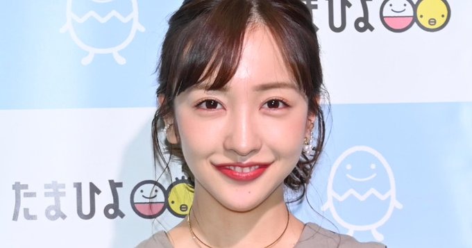 板野友美が渋谷に降臨 “ミニスカJK” 姿「現役イケる」