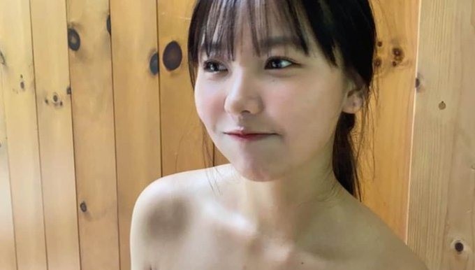 「はみ乳？」元NMB48本郷柚巴“凄すぎる”美乳あらわなセクシービキニ姿披露！！！！！