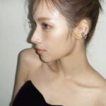 TWICEのサナ、鎖骨見せ＆ドアップ横顔ショットが韓国で人気沸騰の日本人アイドルで、