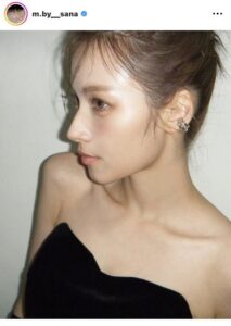 TWICEのサナ、鎖骨見せ&ドアップ横顔ショットが韓国で人気沸騰の日本人アイドルで、