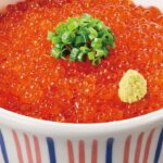 “豪快過ぎる盛りっぷり”の「天然いくら丼」が、
