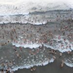 【衝撃！】男女1400人がビーチに全裸で海水浴を、