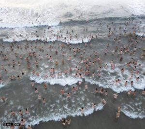 【衝撃!】男女1400人がビーチに全裸で海水浴を、