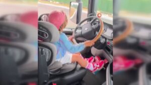 【驚愕の映像!】4歳がフェラーリ、大型バイク、20mトレーラーでS字カーブを、