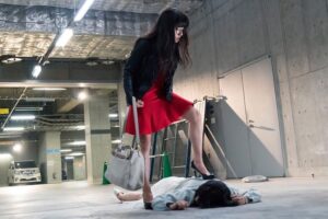 変態!?顔を踏んでもらう「踏み活」で女子中学生の脚なめたら、