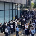 アレよ！開店前に約2800人行列「20時間並んだ」阪神優勝グッズが百貨店で、