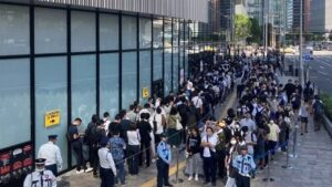 アレよ!開店前に約2800人行列「20時間並んだ」阪神優勝グッズが百貨店で、