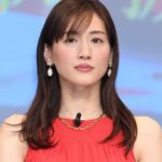 「カフェ店内全員“ハルキスト”」綾瀬はるか“村上春樹だらけ”のユニクロ新CMが、