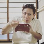 お茶目な“モグモグ”ショット公開の平野紫耀、「国宝級の笑顔」「最高の癒やし」