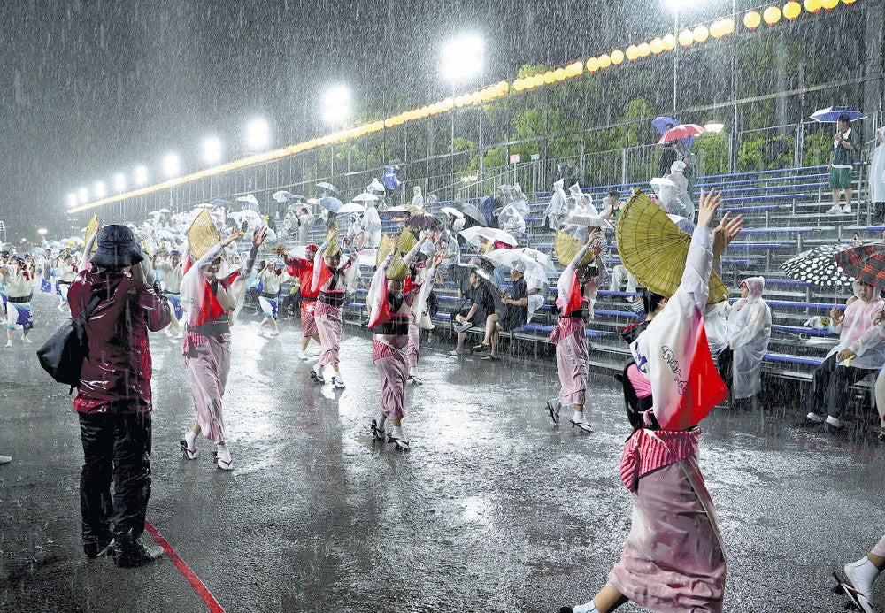 【驚愕】阿波おどり、暴風警報でも強行した…