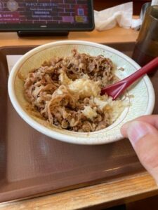 うわぁぁぁぁぁ「すき家」牛丼に髪の毛混入!
