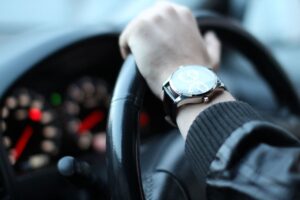 そうか、高級車、時計にお金を使う人は大損している…「幸福感を上げるには、