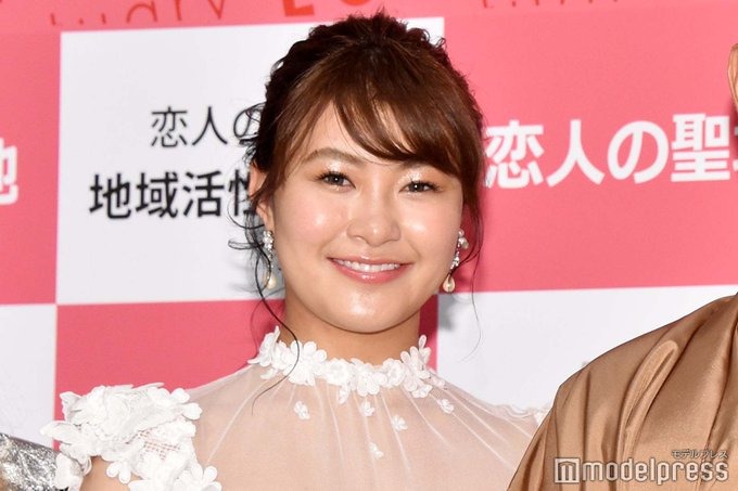 村上佳菜子がビキニ姿で美ボディ披露「くびれがすごい」「引き締まってる」と、