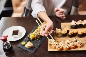 育ちがいい人はどっち!?割り箸はテーブルの上で割る?下で割る?