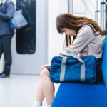 電車で脚広げて眠る女子高生に、、、気遣いのメッセージをしたら…