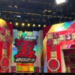 「若い女性ばかり」「後ろに女性並べるの何？」「女をお飾りに使うのやめて」