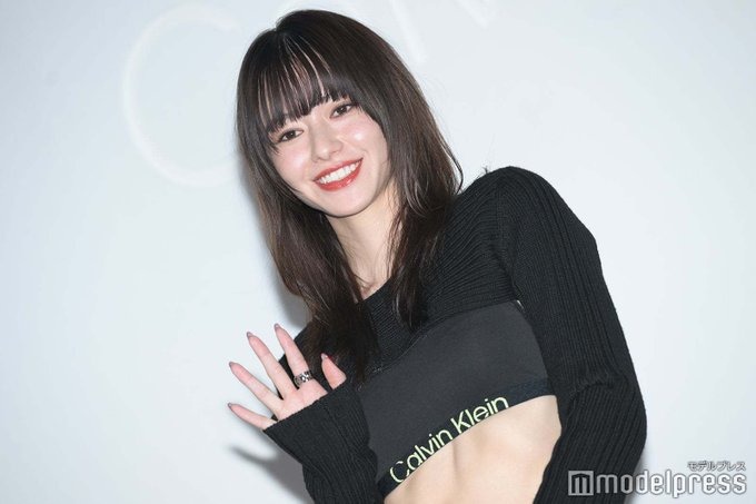 山本舞香、美くびれ引き締まったウエスト（Calvin Klein）ロゴのブラで、