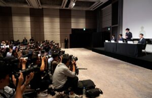 NHKの前で割腹自殺!!