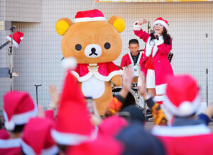 ミニスカサンタ姿で「独身の皆さん、一緒に幸せになりましょう!」サンタラン盛り上げ