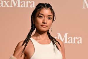 帰ってきたローラ!!引き締まった美しいボディーライン披露で「コーンロウ」風の