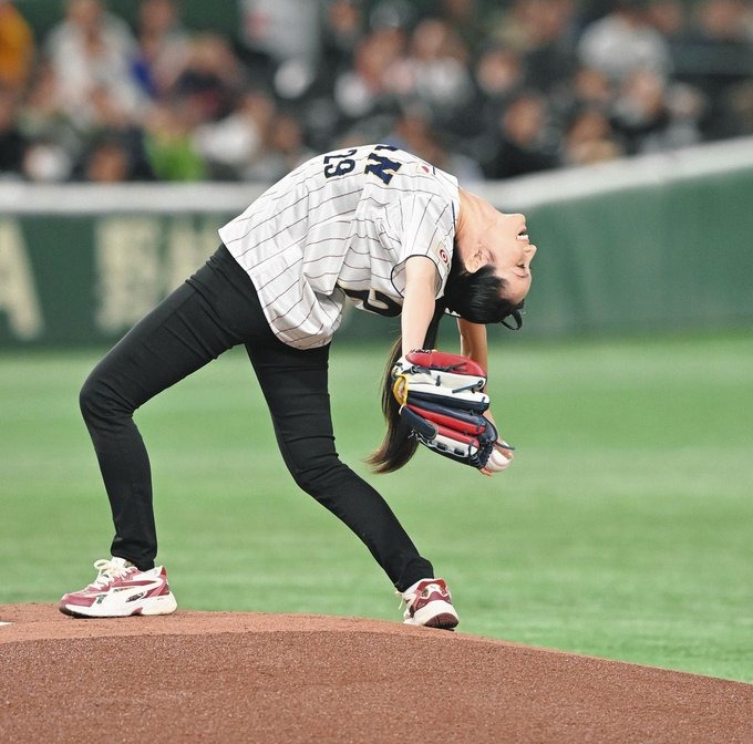 始球式で、荒川静香がイナバウアー！！！！！　東京ドームどよめきと大歓声が、