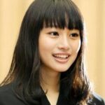 「ギャルしーちゃん」赤髪ロング姿「イメージ変わりすぎ」と話題に、