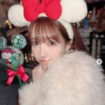 三上悠亜、ミニ丈ワンピ×ふわふわコートで冬ディズニー満喫「かわいい！震えた！」など