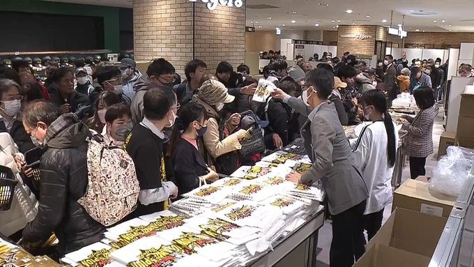 朝から長蛇の列「日本一記念グッズ」販売で2000人が、