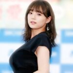 貝殻水着「篠崎愛 2024カレンダーブック」和装から水着まで12の衣装が、