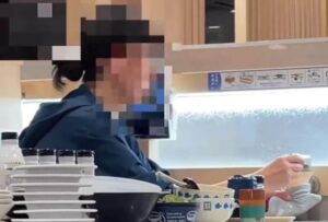 写真あり【驚愕!!】回転寿司で湯たんぽ!?持ち込んでお湯注ぐ・・・迷惑動画が…