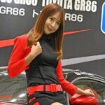 「なぜここにセクシーなファッションの若い女性が必要なのですか」