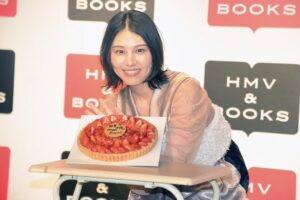 ナイトプールで水着「相楽伊織 2024CALENDAR」発売記念を、