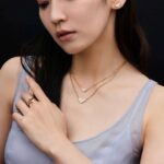 吉岡里帆がPRADAジュエリーを身につけデコルテが、