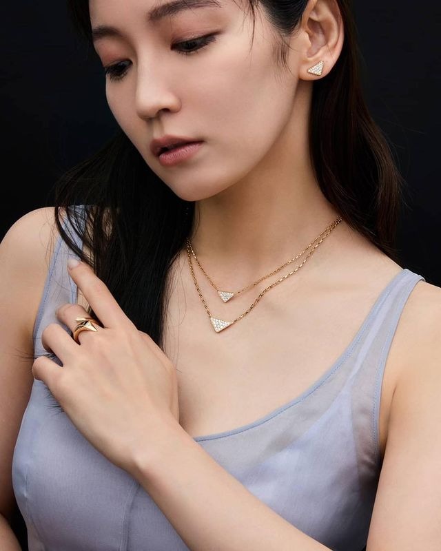 吉岡里帆がPRADAジュエリーを身につけデコルテが、