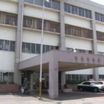 は？女性から牛丼奪って抱き付いて、