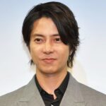 山下智久、山手線に乗って･･････････、ほぼ変装なしで、