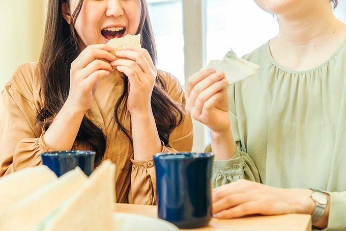 食事中「くちゃくちゃ」指摘するか、