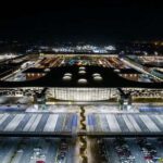 【動画あり】空港に全裸の女が奇声を発したり、