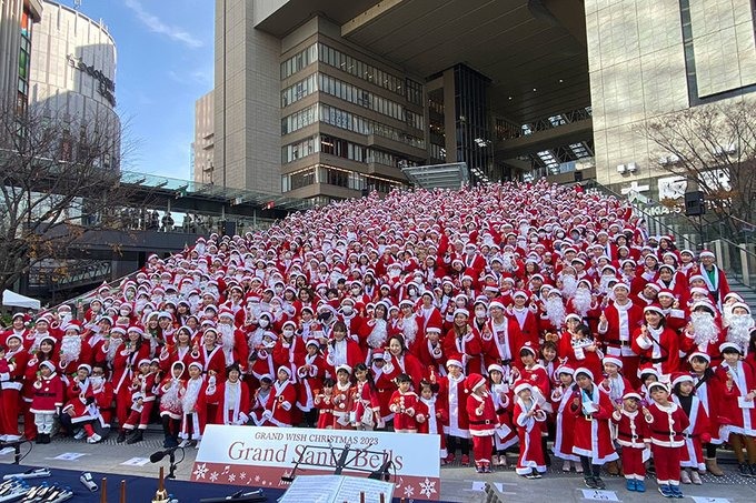 圧巻のサンタクロース1000人が、