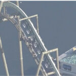 【衝撃】USJで乗客宙吊り…絶叫コースターが、