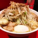 【仰天！】ラーメン二郎、行列に並びながらオシッコする客が、