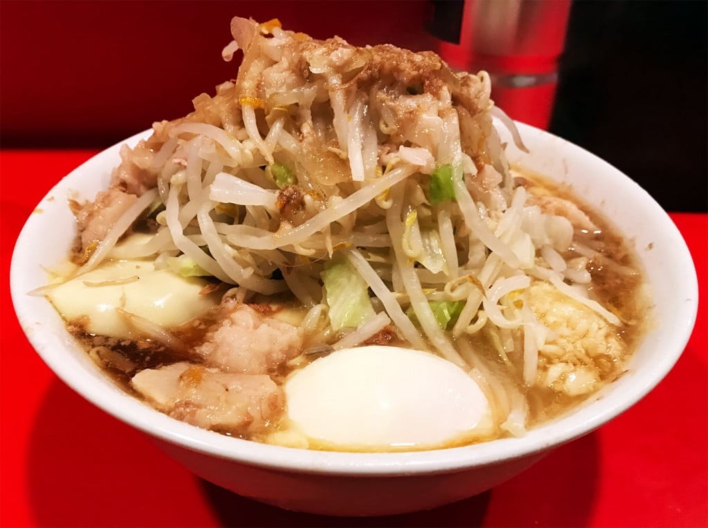 【仰天！】ラーメン二郎、行列に並びながらオシッコする客が、