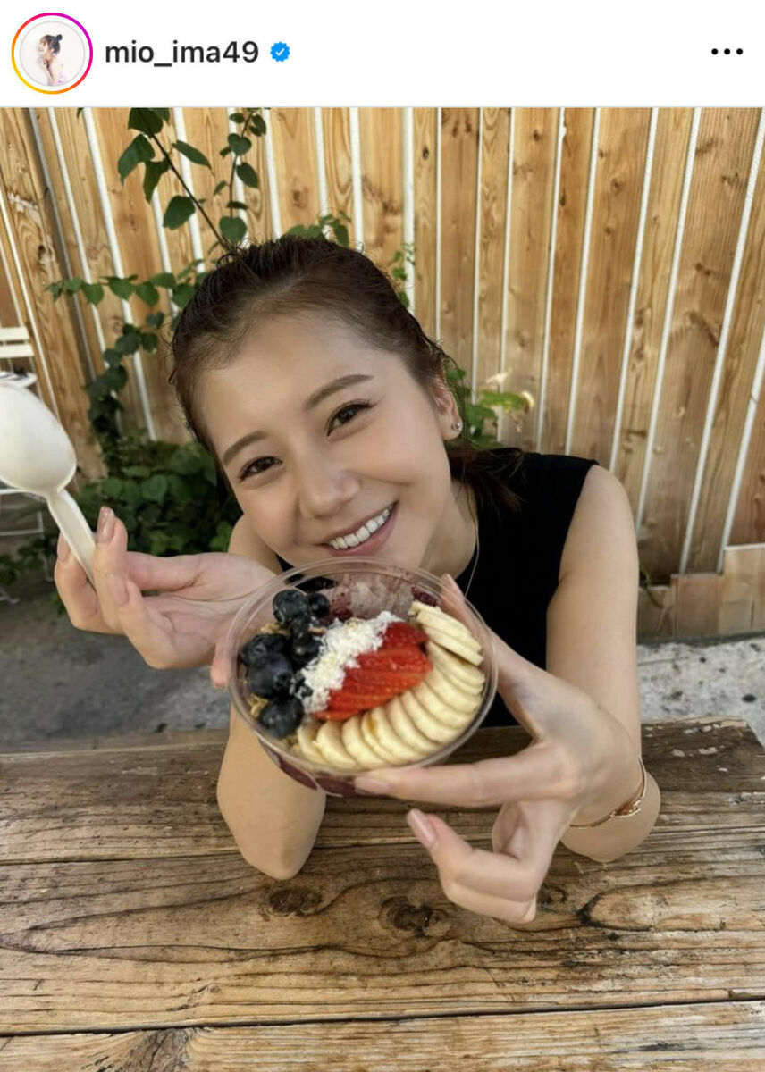 今井美桜、ハワイで黒ノースリーブ×ポニーテールの、